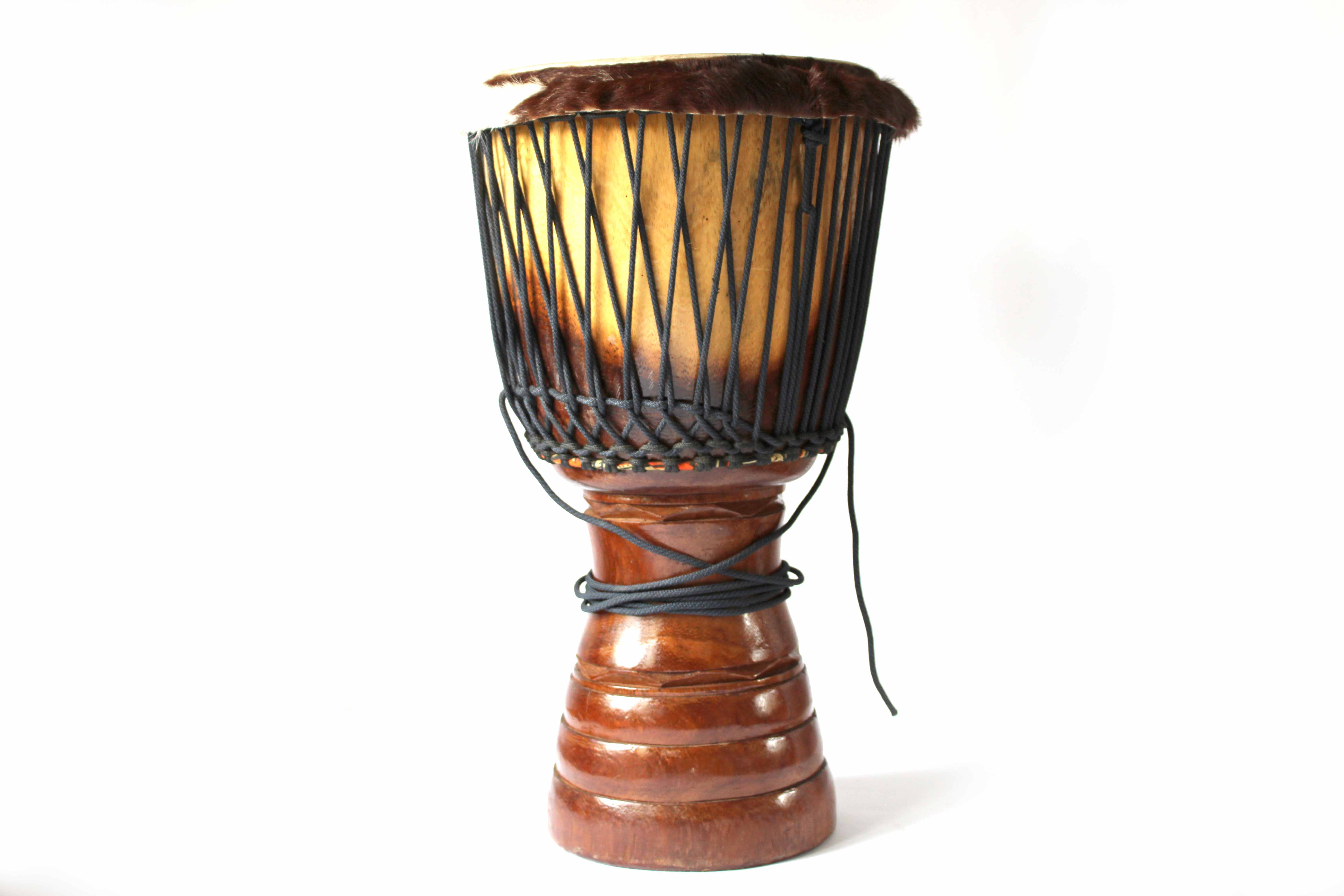 Mooie Djembe uit de Ivoorkust. Opnieuw opgebouwd dus mooi duurzaam. Nieuwe lak, Nieuw touw, nieuw geitenvel. 31cm dia 62 cm hoog 8 kg geitenvel Irokko Hout