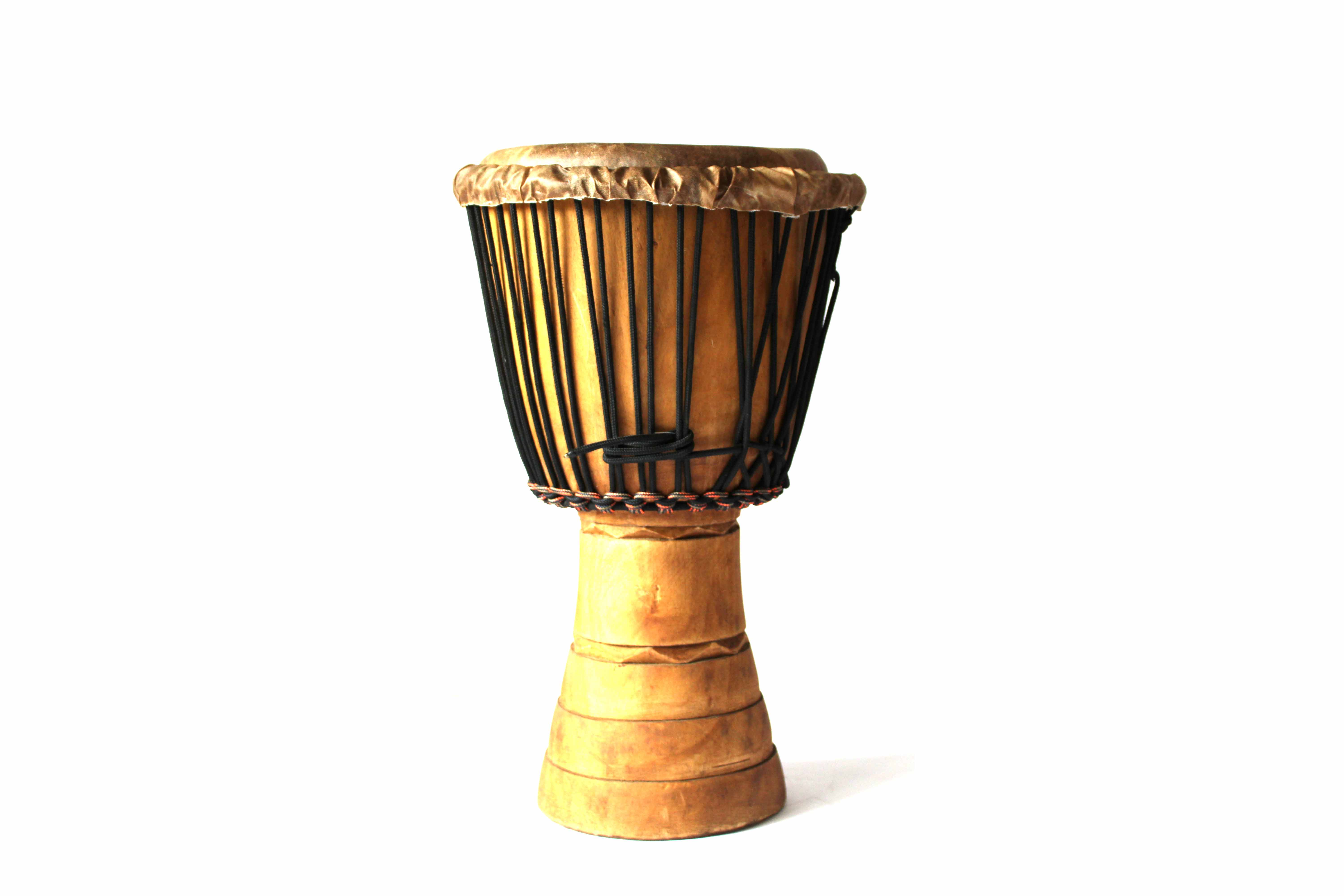 Mooie nieuwe kleine djembe uit de Ivoorkust. Licht in gewicht. En nog een mooie hoogte en sound. 27,5 dia 5 kg 54,5 Hoog Geitenvel