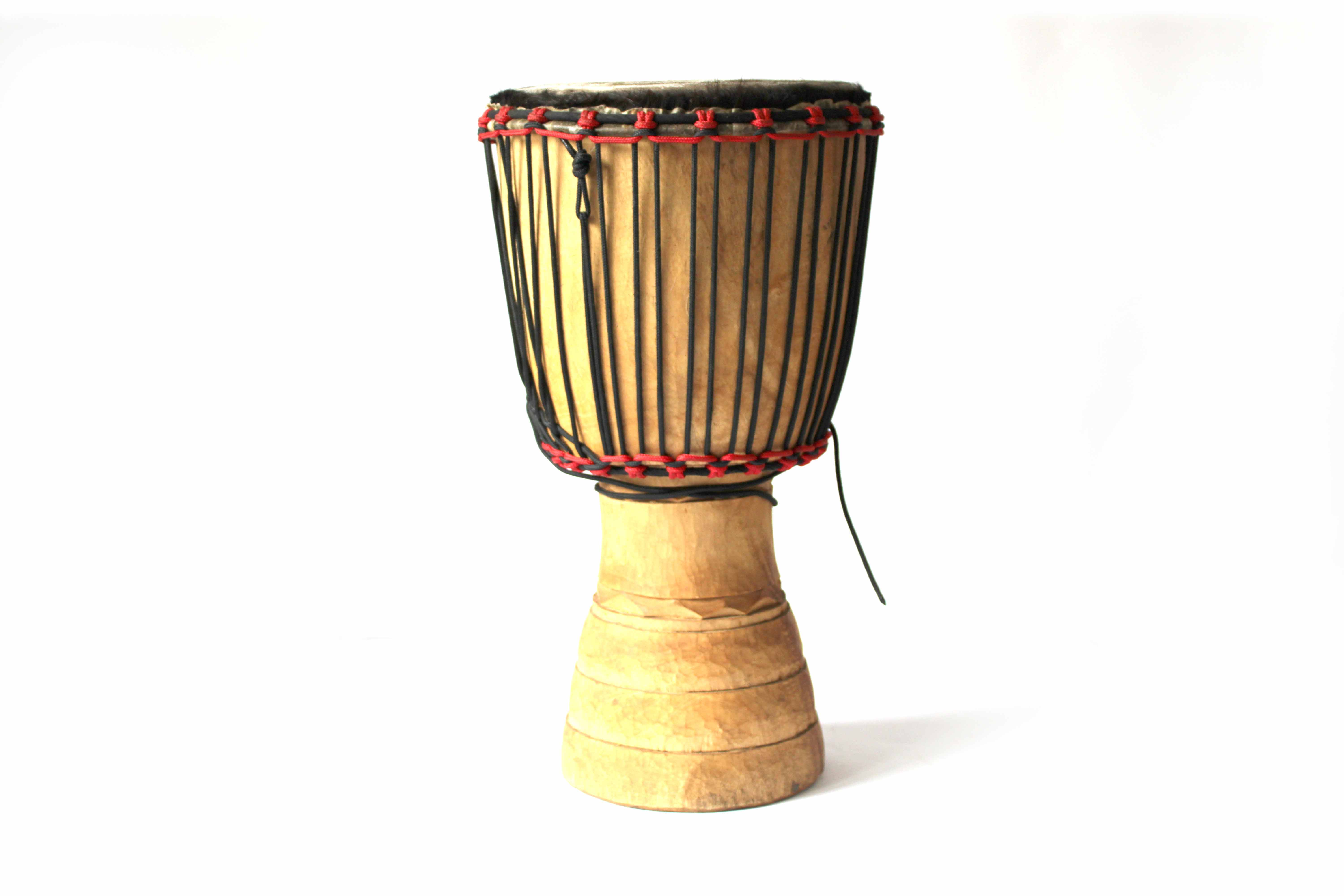 Mooie nieuwe kleine djembe uit de Ivoorkust. Licht in gewicht. En nog een mooie hoogte en sound. 28 cm dia 6 kg 55 cm Hoog Geitenvel